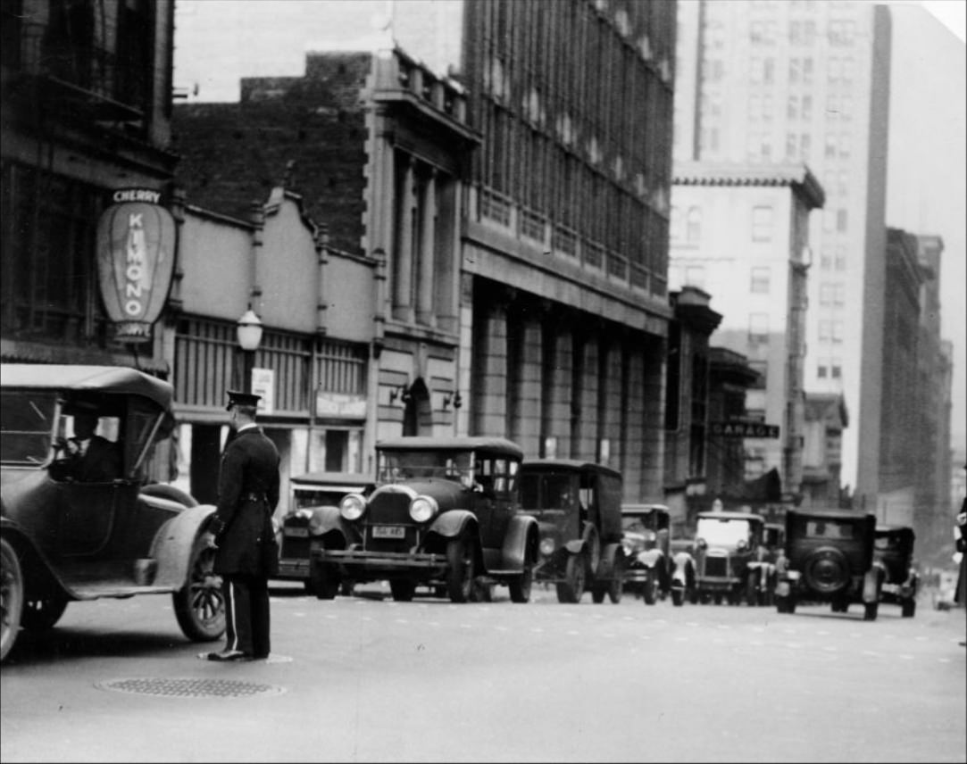 Bush Street and Grant Avenue in 1928.