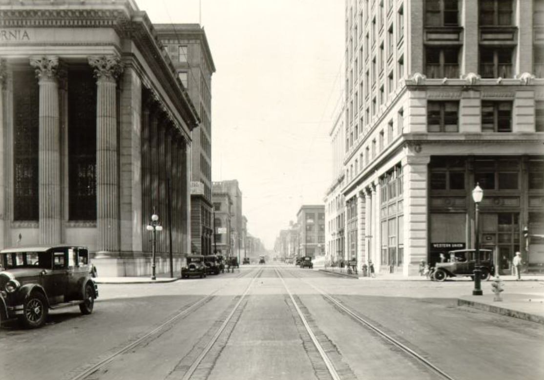 Sansome at California Street in 1926.