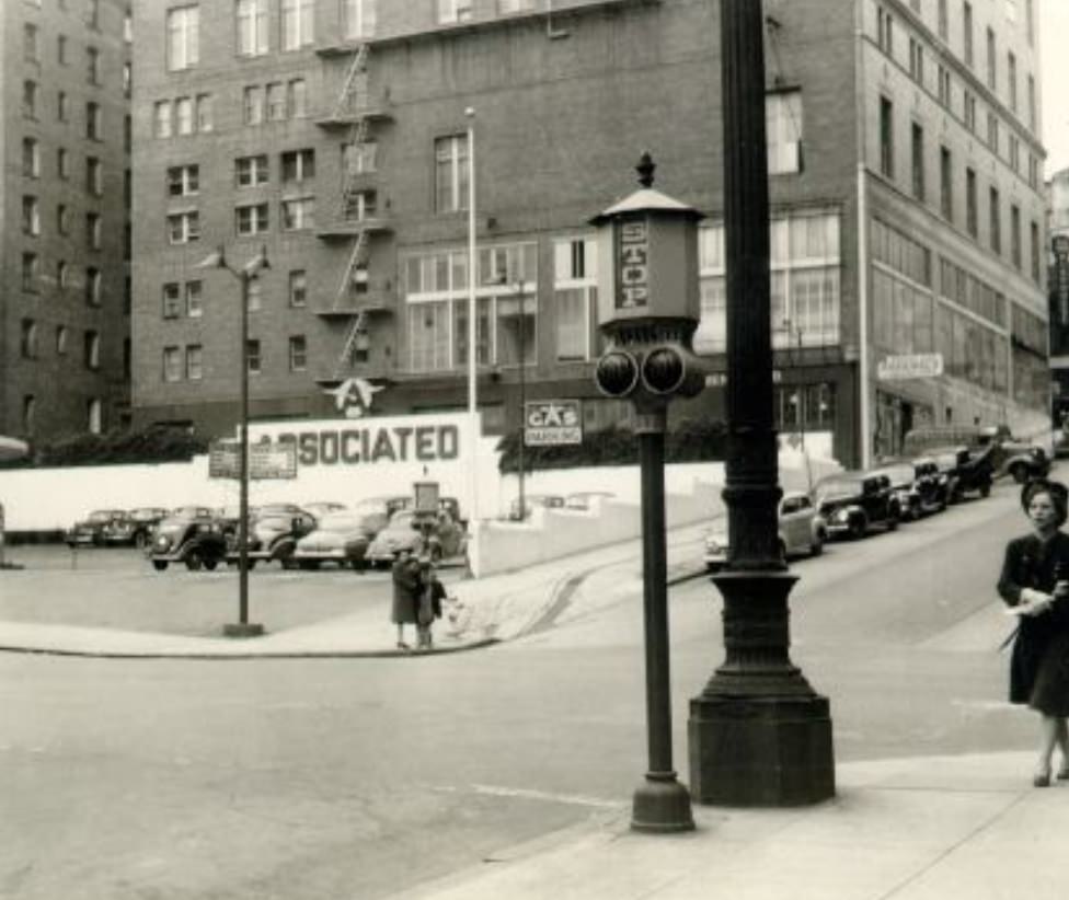 Stop light at the corner of Mason and Post streets, 1943