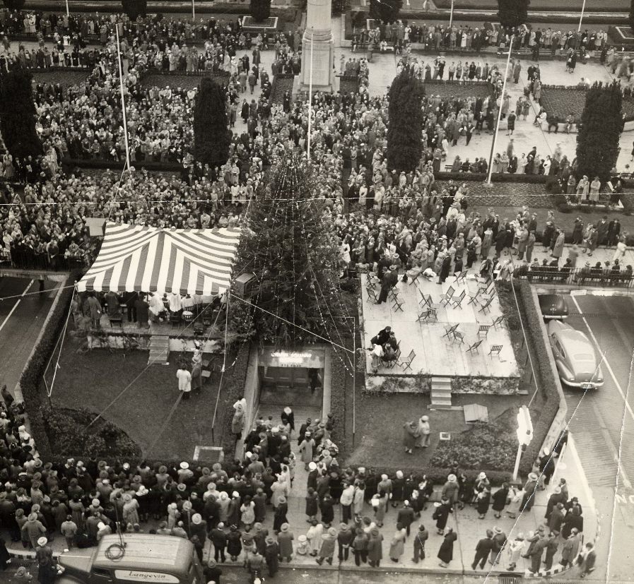 Christmas concert at Union Square with John Charles Thomas and the Municipal Band, 1946