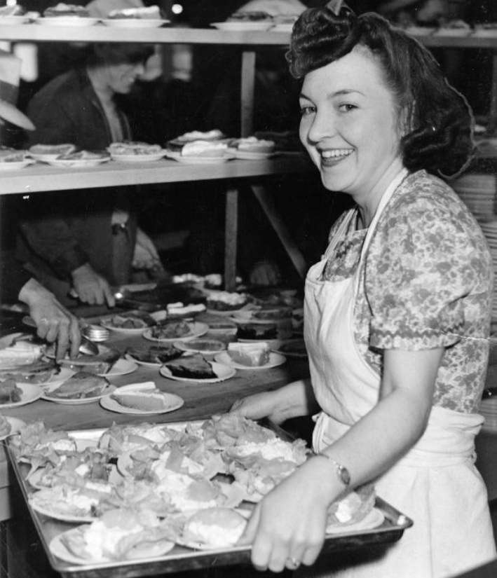 Cafeteria worker at Hunters Point Drydock, 1943