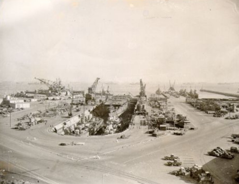 Hunters Point Naval Drydocks, 1945