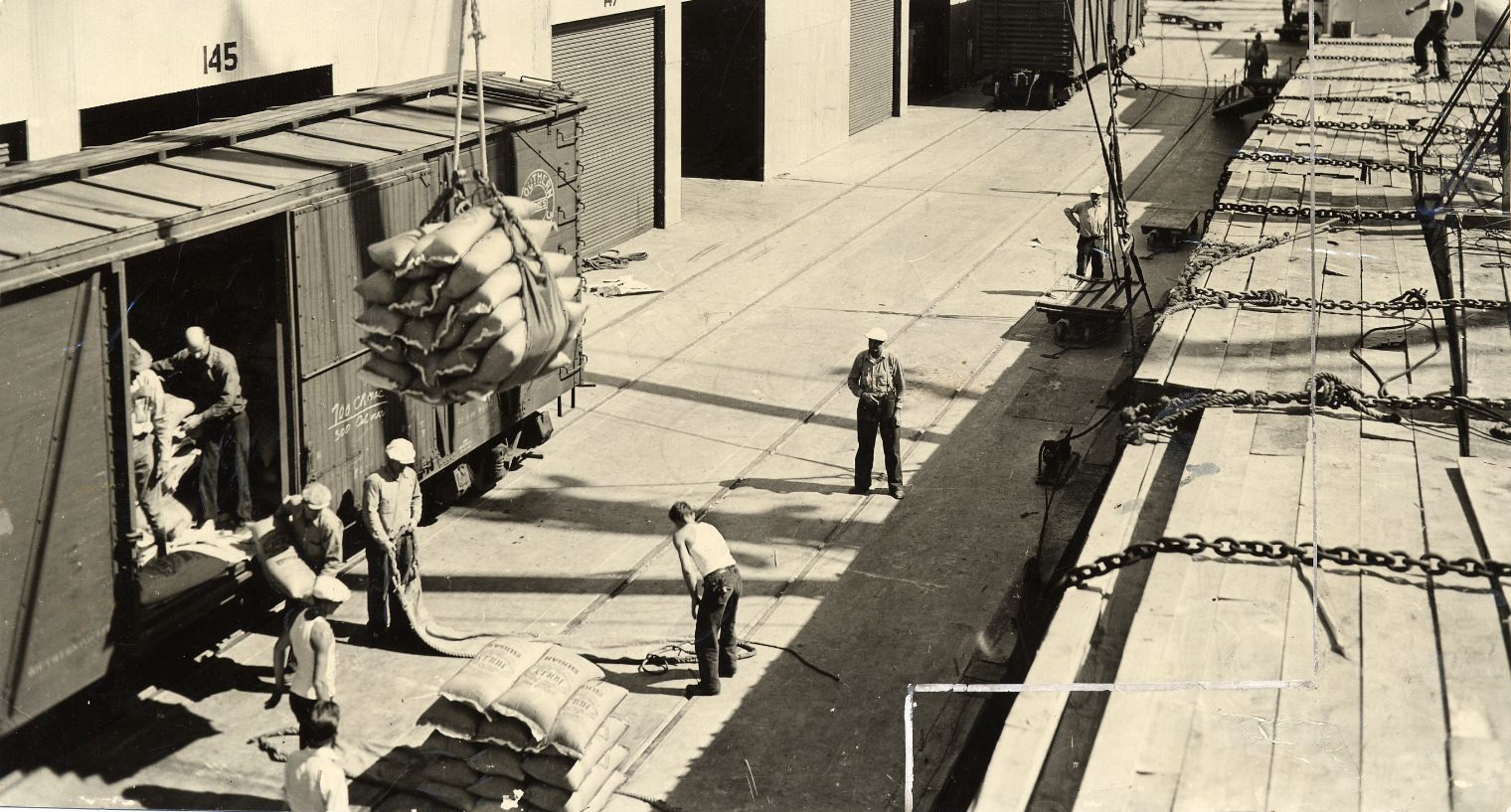 Longshoremen loading and unloading, 1941