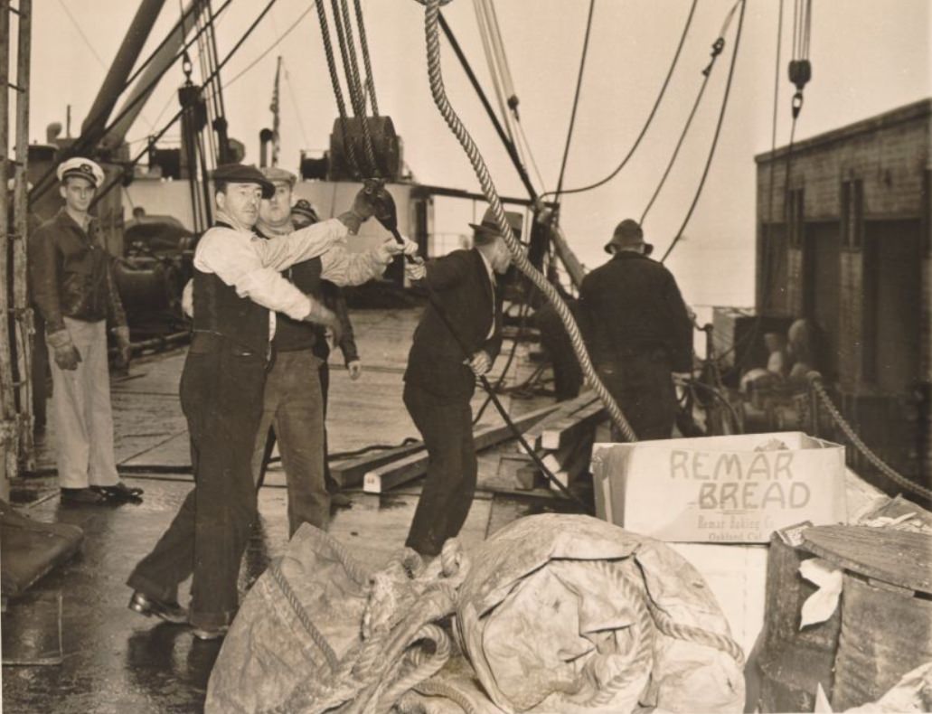 Longshoremen back to work after a strike, 1940