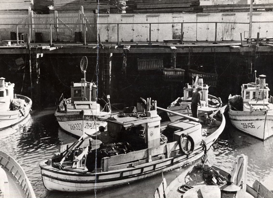 Fishing boat leaving Fisherman's Wharf, 1946