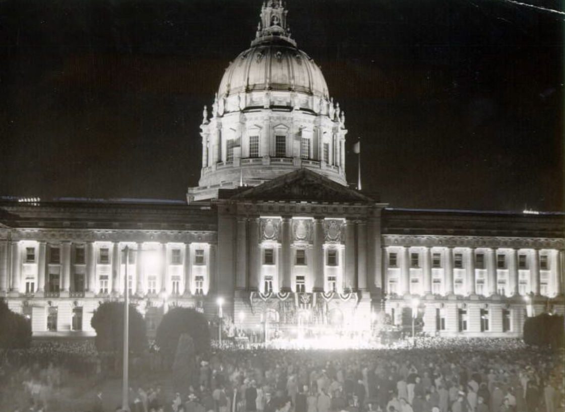 Ten thousand San Franciscans at City Hall for a speech from President Harry Truman, 1948