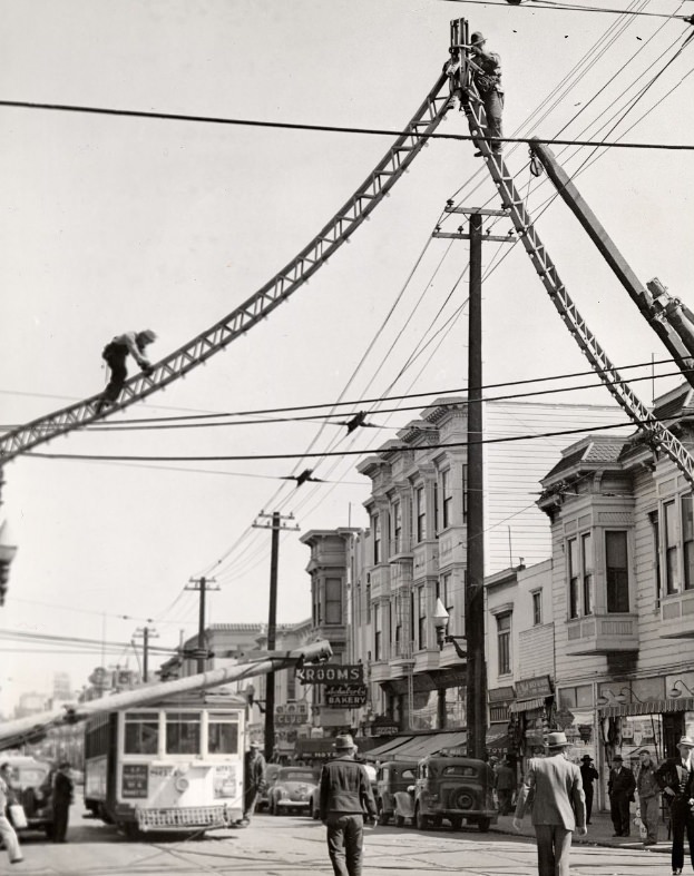 Metal arches on Fillmore Street being dismantled for scrap metal, 1943
