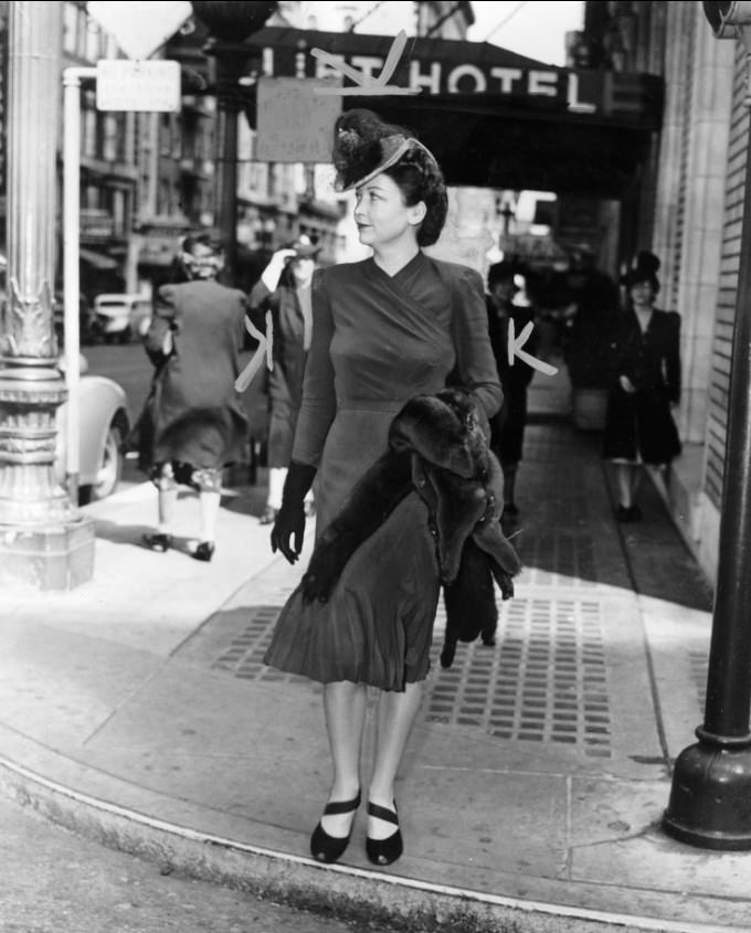 Mrs. David Scoville on Geary Street, 1940