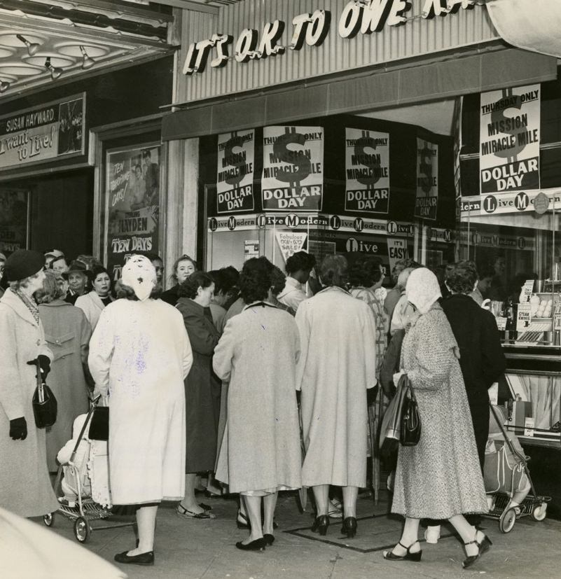 "Dollar Day" shoppers on Mission Street, 1959.