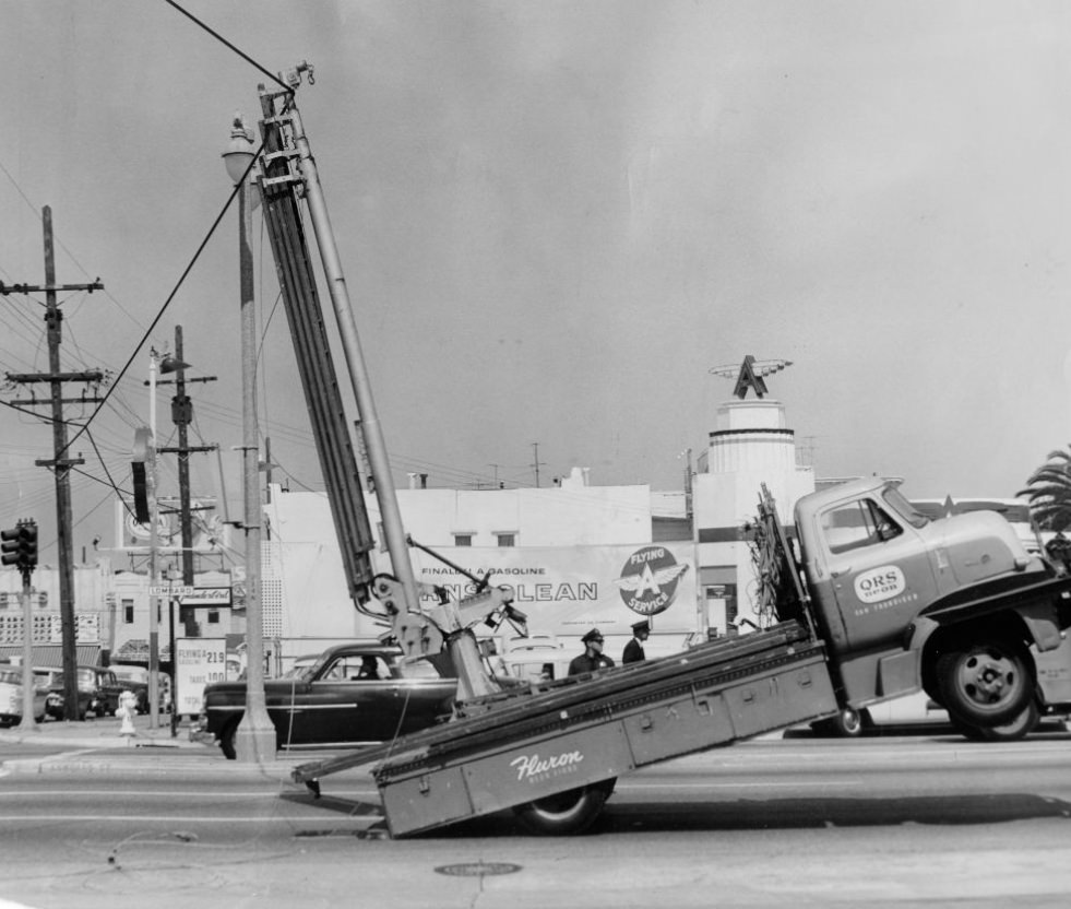 Truck entangled with a power cable on Lombard Street near Steiner, 1960.