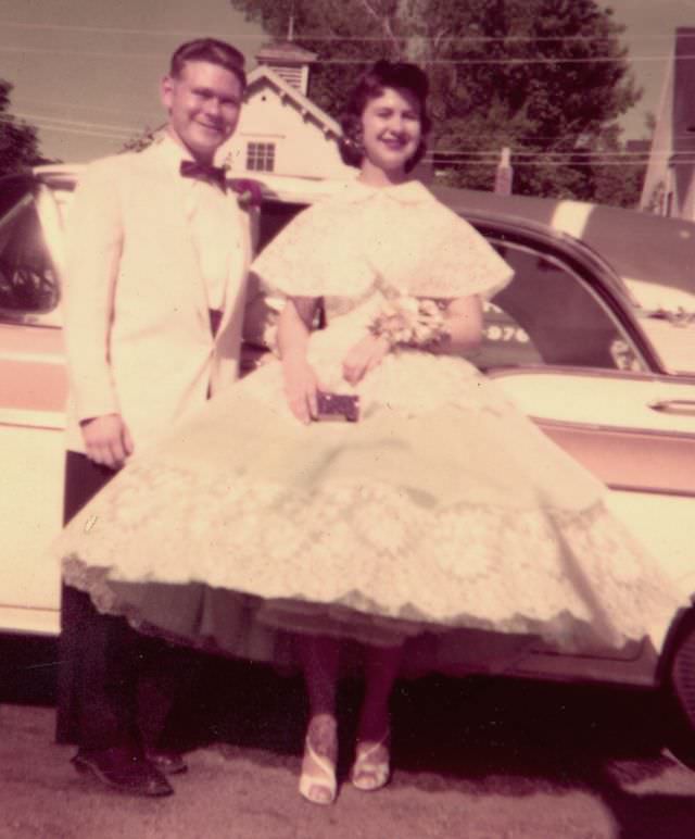 Lovely Vintage Photos of 1950s Prom Couples in Their Finest: A Glimpse into the Past