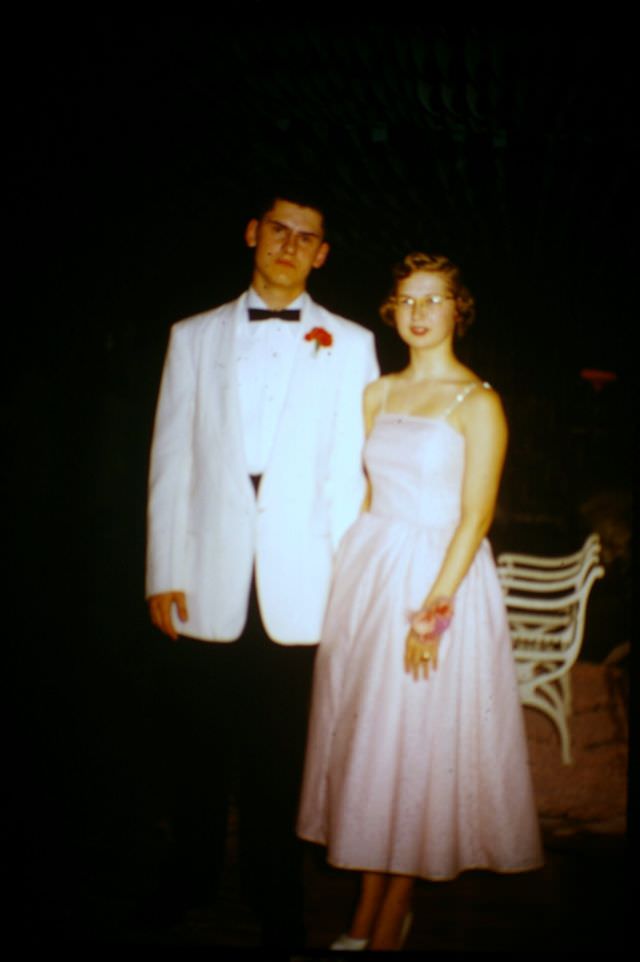 Lovely Vintage Photos of 1950s Prom Couples in Their Finest: A Glimpse into the Past