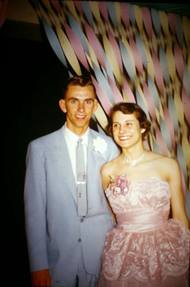 Lovely Vintage Photos of 1950s Prom Couples in Their Finest: A Glimpse into the Past