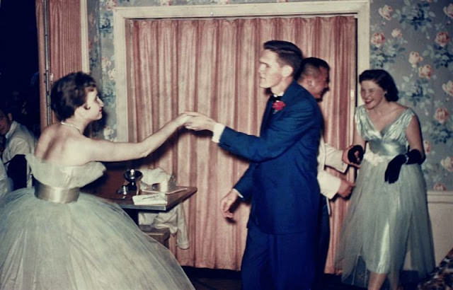 Lovely Vintage Photos of 1950s Prom Couples in Their Finest: A Glimpse into the Past