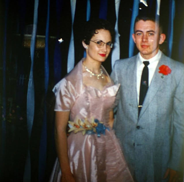 Lovely Vintage Photos of 1950s Prom Couples in Their Finest: A Glimpse into the Past