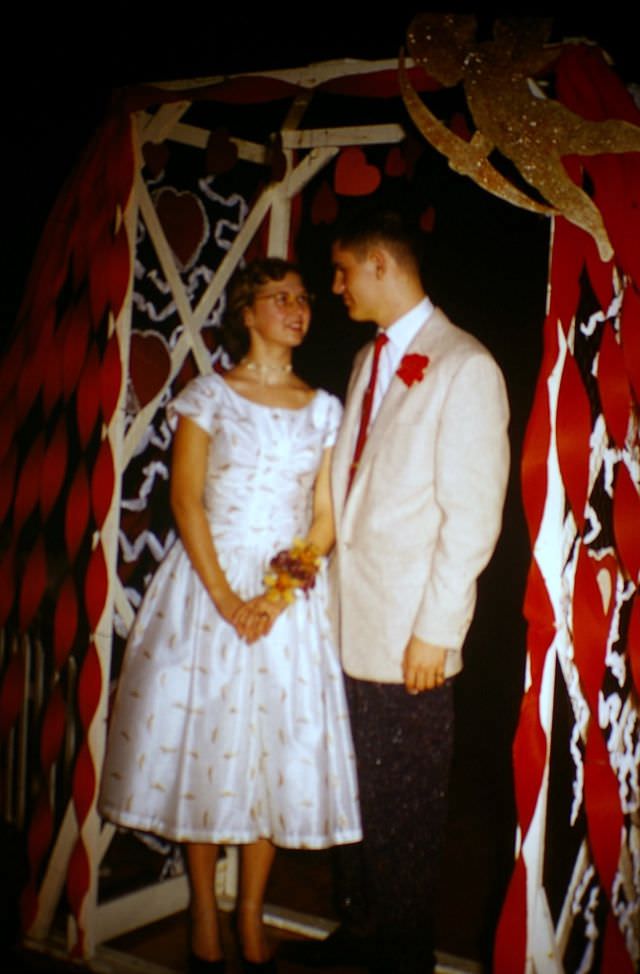 Lovely Vintage Photos of 1950s Prom Couples in Their Finest: A Glimpse into the Past