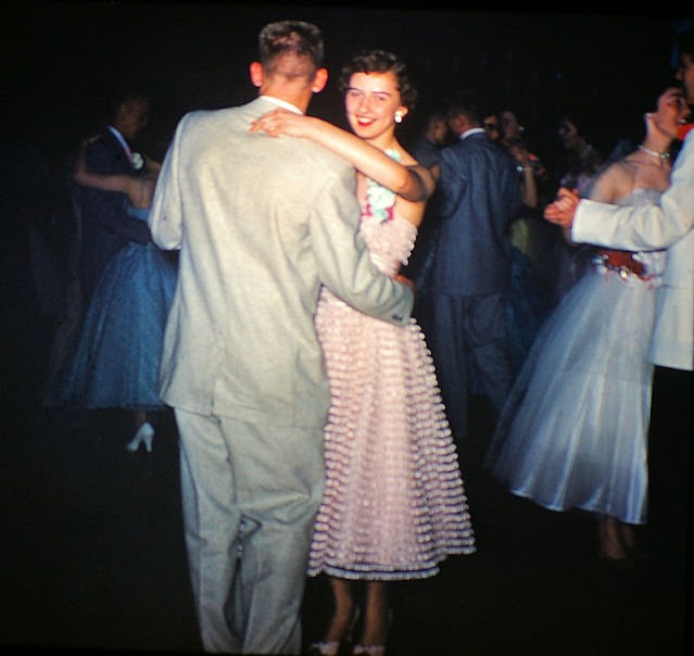 Lovely Vintage Photos of 1950s Prom Couples in Their Finest: A Glimpse into the Past