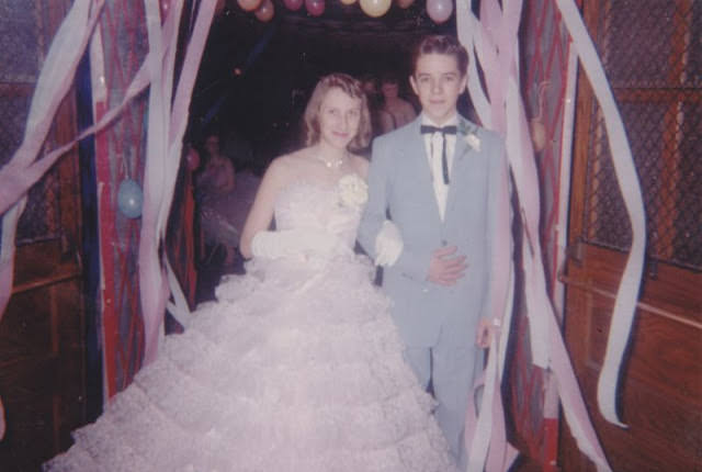 Lovely Vintage Photos of 1950s Prom Couples in Their Finest: A Glimpse into the Past