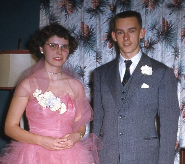 Lovely Vintage Photos of 1950s Prom Couples in Their Finest: A Glimpse into the Past