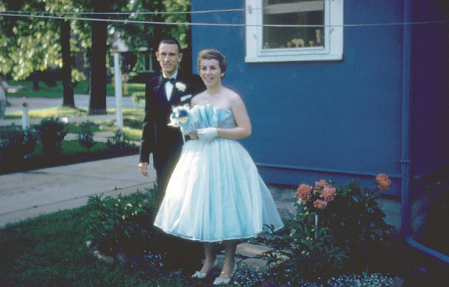 Lovely Vintage Photos of 1950s Prom Couples in Their Finest: A Glimpse into the Past