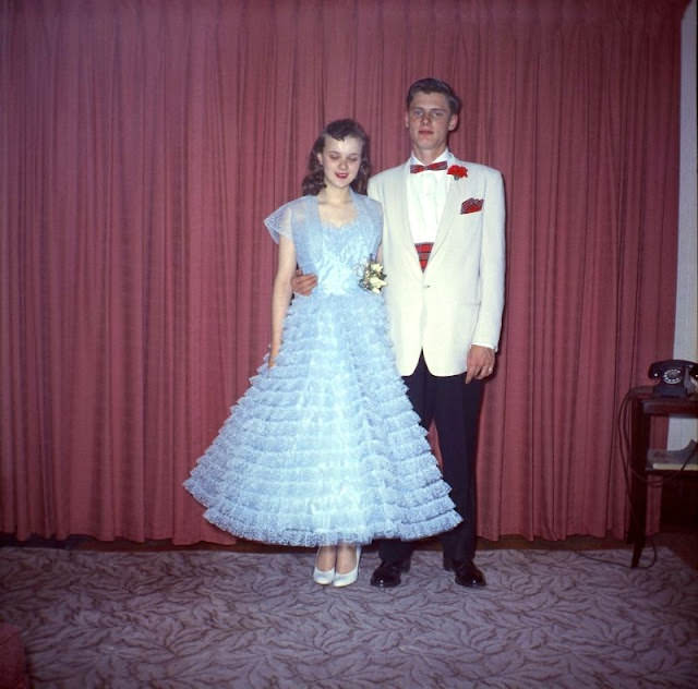 Lovely Vintage Photos of 1950s Prom Couples in Their Finest: A Glimpse into the Past