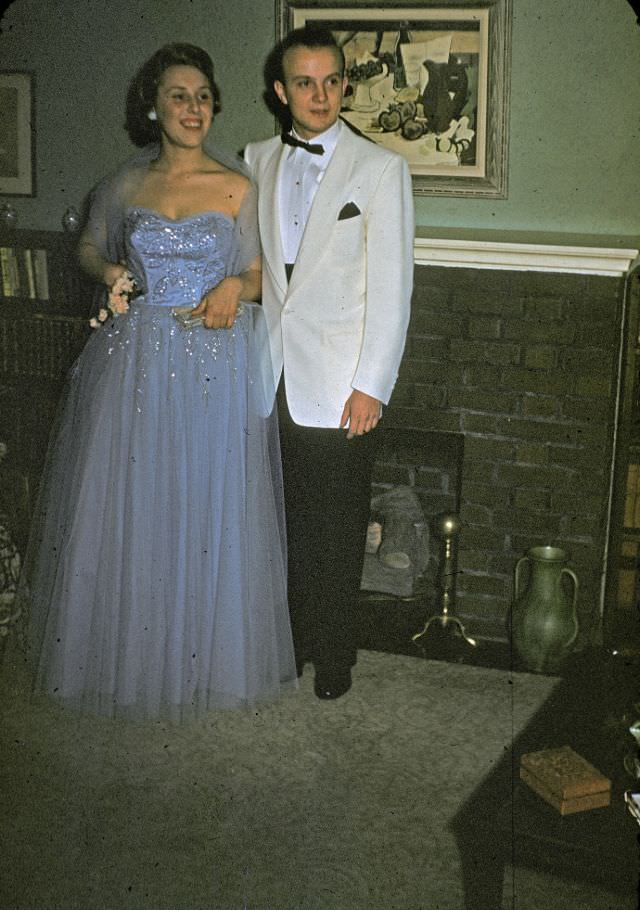 Lovely Vintage Photos of 1950s Prom Couples in Their Finest: A Glimpse into the Past