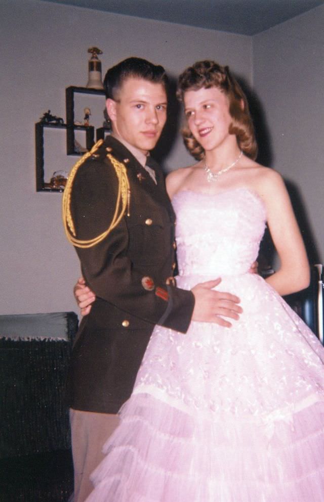 Lovely Vintage Photos of 1950s Prom Couples in Their Finest: A Glimpse into the Past