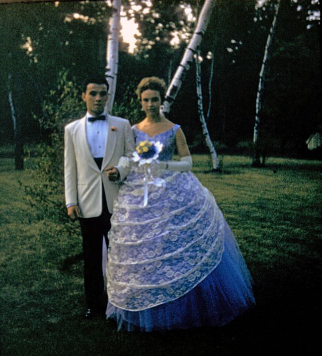 Lovely Vintage Photos of 1950s Prom Couples in Their Finest: A Glimpse into the Past