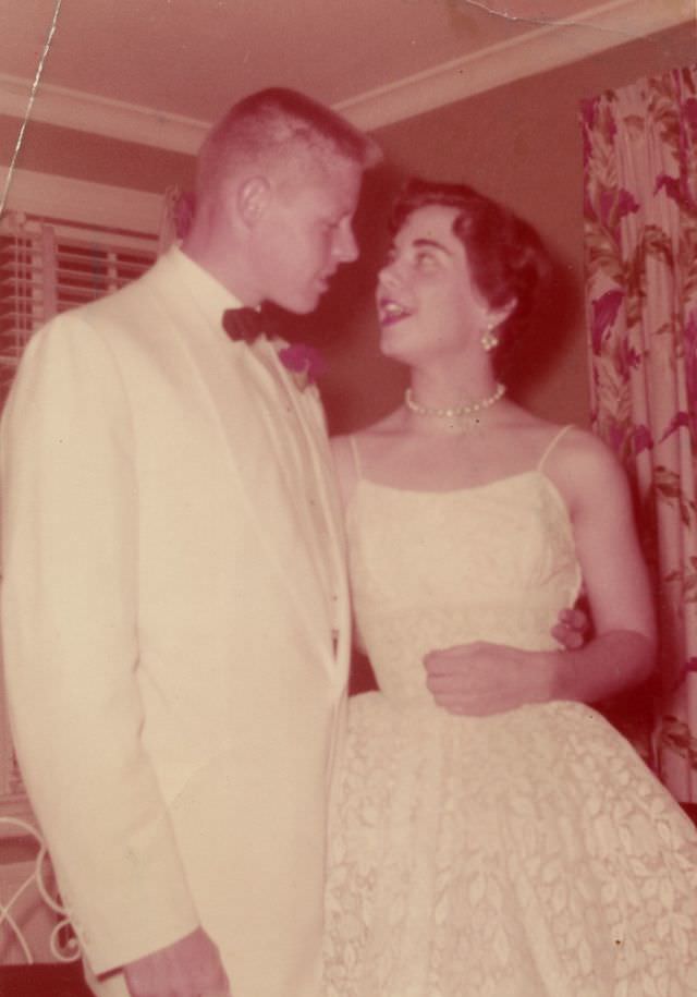 Lovely Vintage Photos of 1950s Prom Couples in Their Finest: A Glimpse into the Past