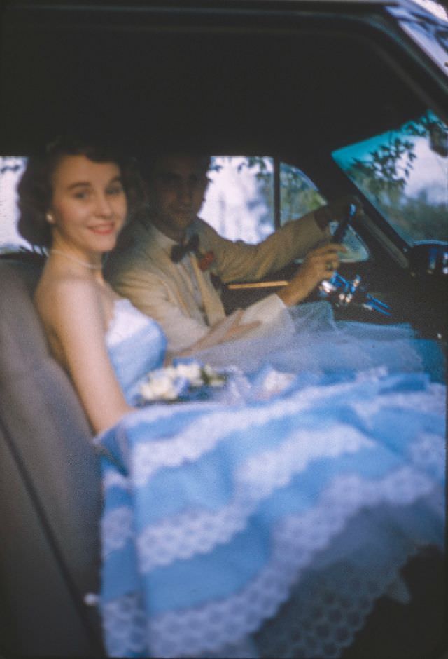 Lovely Vintage Photos of 1950s Prom Couples in Their Finest: A Glimpse into the Past