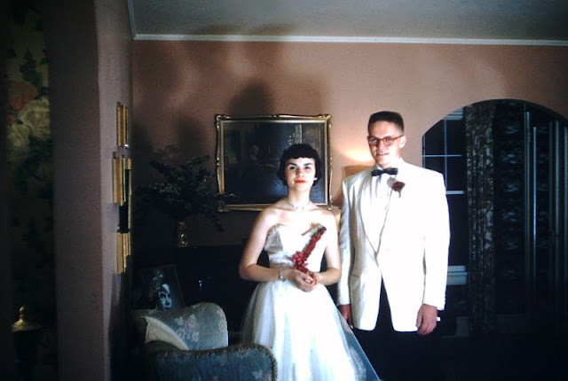 Lovely Vintage Photos of 1950s Prom Couples in Their Finest: A Glimpse into the Past