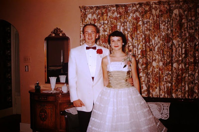 Lovely Vintage Photos of 1950s Prom Couples in Their Finest: A Glimpse into the Past