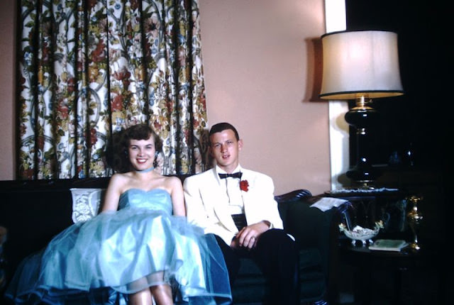 Lovely Vintage Photos of 1950s Prom Couples in Their Finest: A Glimpse into the Past