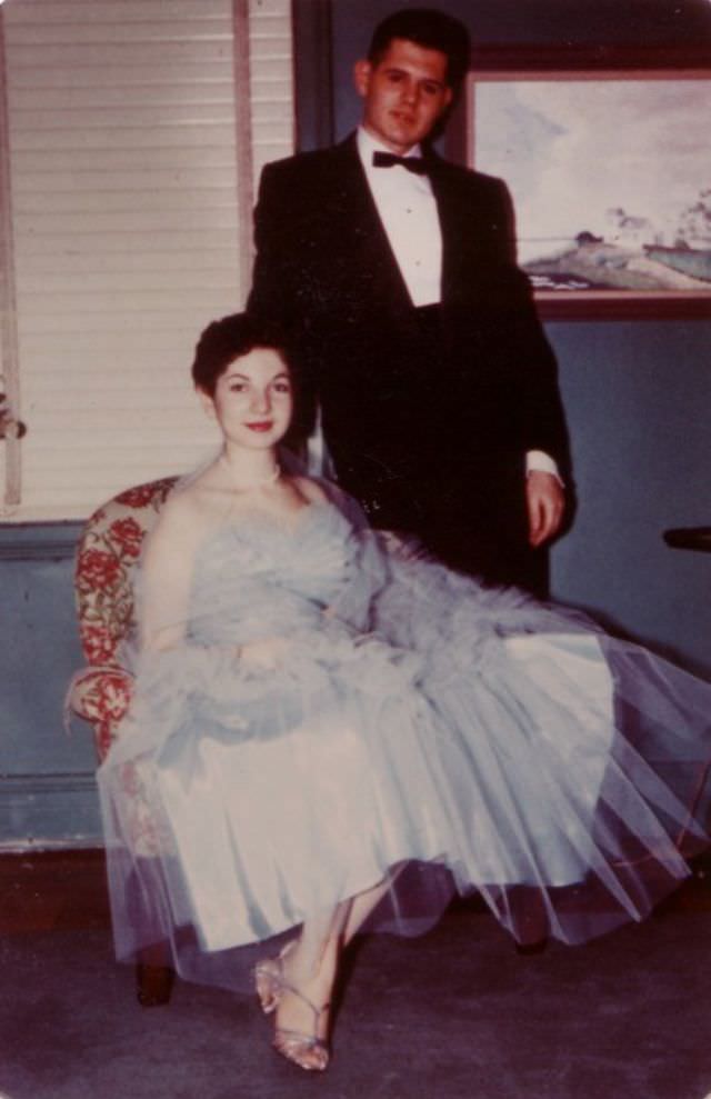 Lovely Vintage Photos of 1950s Prom Couples in Their Finest: A Glimpse into the Past