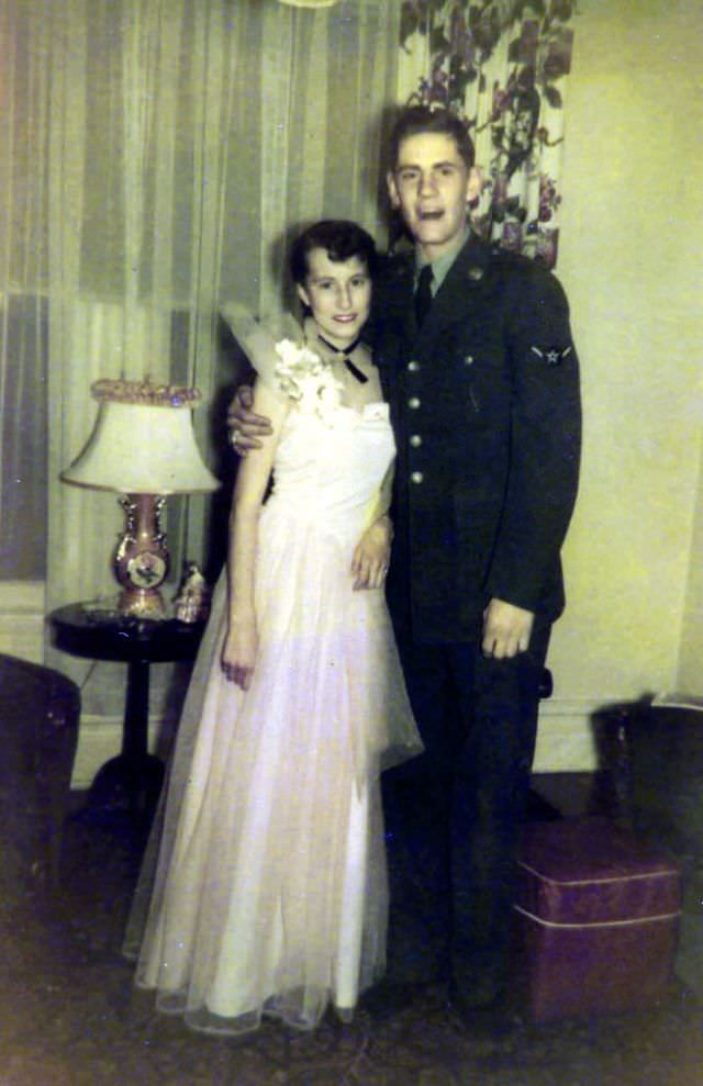 Lovely Vintage Photos of 1950s Prom Couples in Their Finest: A Glimpse into the Past