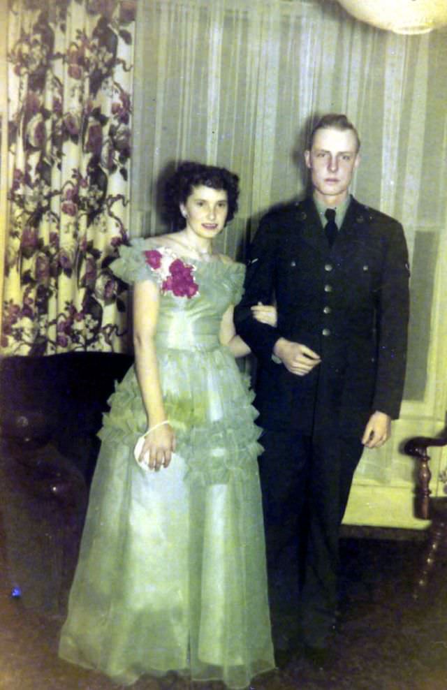 Lovely Vintage Photos of 1950s Prom Couples in Their Finest: A Glimpse into the Past