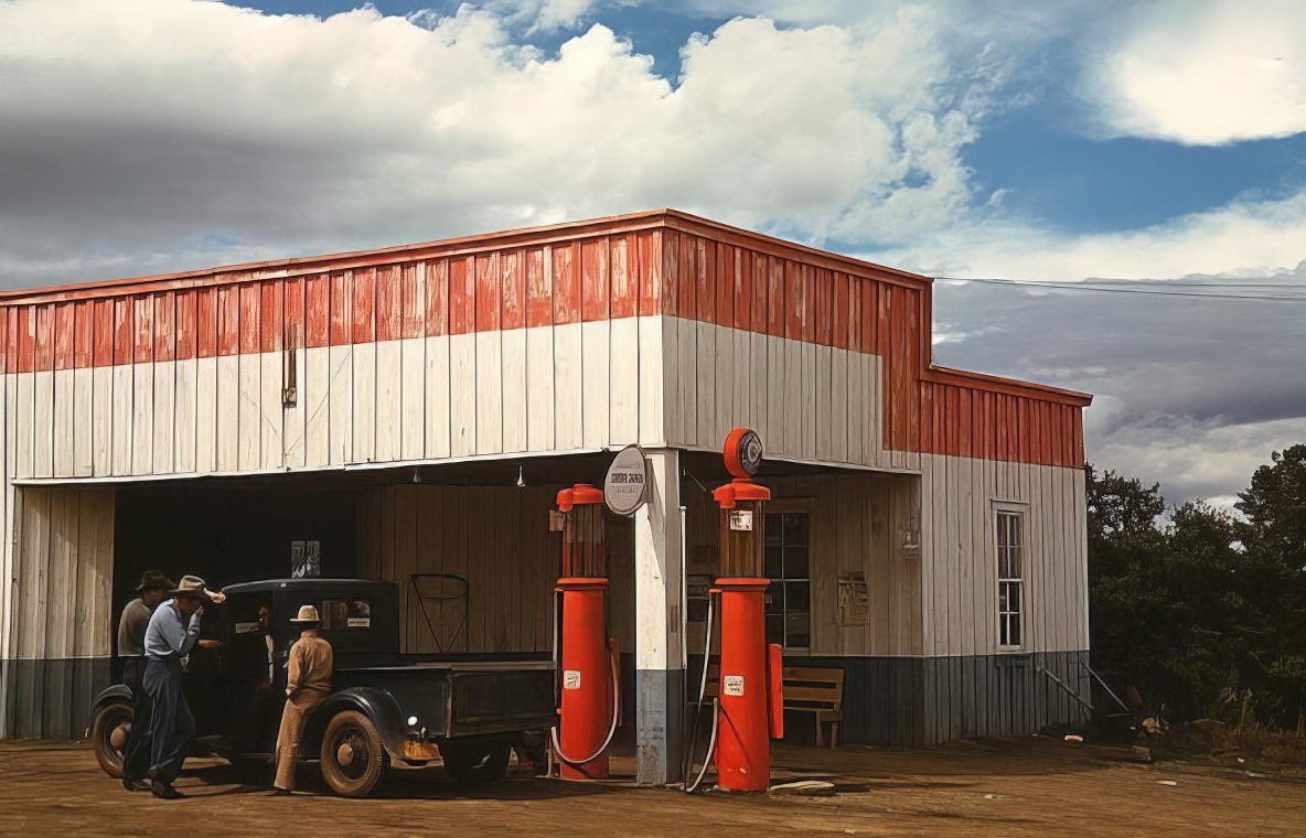 Filling station and garage at Pie Town, New Mexico, in October 1940.