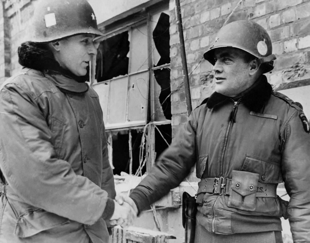 U.S. General Taylor and McAuliffe shake hands in Bastogne (Belgium), 1944.