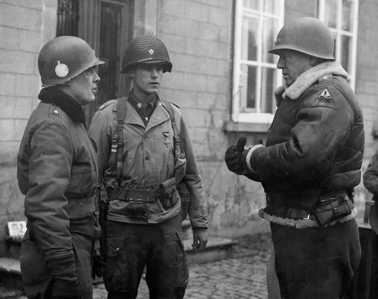 U.S. Lieutenant General Patton and Brig. General Mc Auliffe in Bastogne (Belgium), 1944.