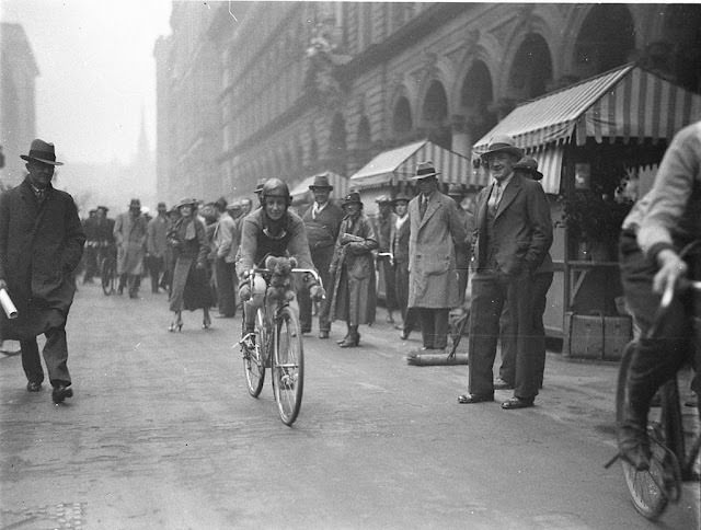 Billie Samuels on a Malvern Star cycle leaving for Melbourne from Martin Place, 1934.