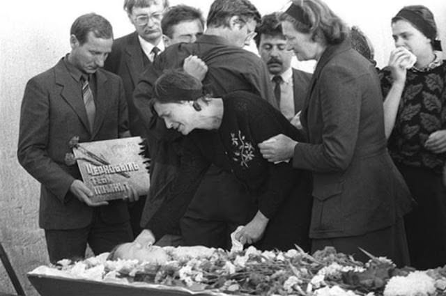 1988: Relatives attend the funeral of radiation expert Alexander Goureïev, one of the liquidators who cleared the roof of reactor 3.