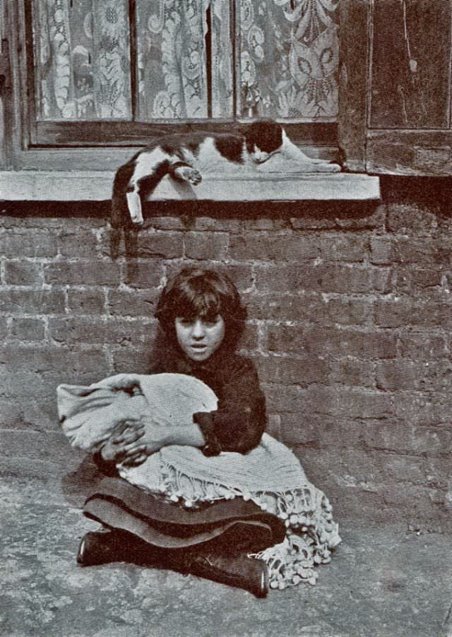 The Spitalfields Nippers: A Glimpse into the Lives of Destitute East End Children in the 1910s