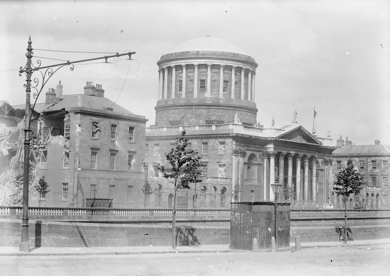 The capture of the Four Courts in Dublin with a view of the bombardment, 1922.