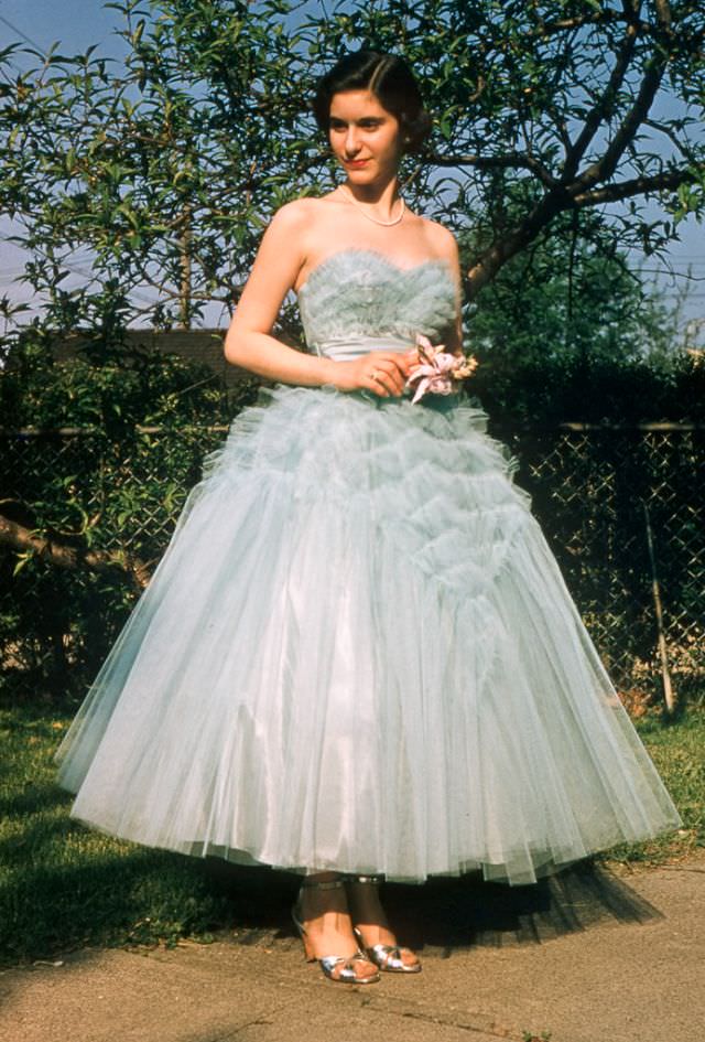 High School Prom Dresses in the 1950s: Glamour and Dreams thorough Fabulous Vintage Photos