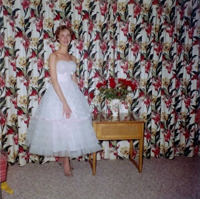 High School Prom Dresses in the 1950s: Glamour and Dreams thorough Fabulous Vintage Photos