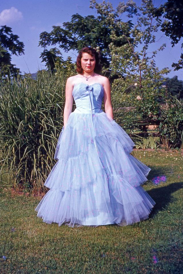 High School Prom Dresses in the 1950s: Glamour and Dreams thorough Fabulous Vintage Photos