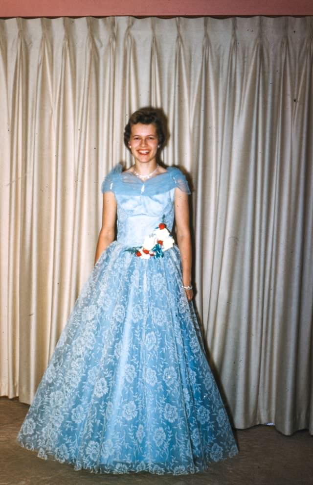 High School Prom Dresses in the 1950s: Glamour and Dreams thorough Fabulous Vintage Photos