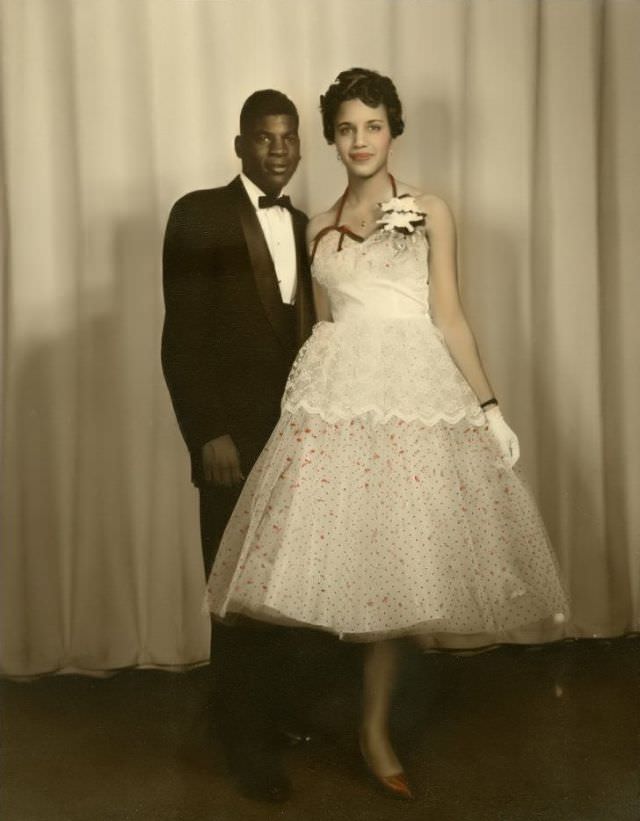 High School Prom Dresses in the 1950s: Glamour and Dreams thorough Fabulous Vintage Photos