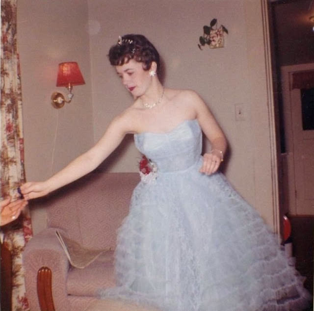 High School Prom Dresses in the 1950s: Glamour and Dreams thorough Fabulous Vintage Photos