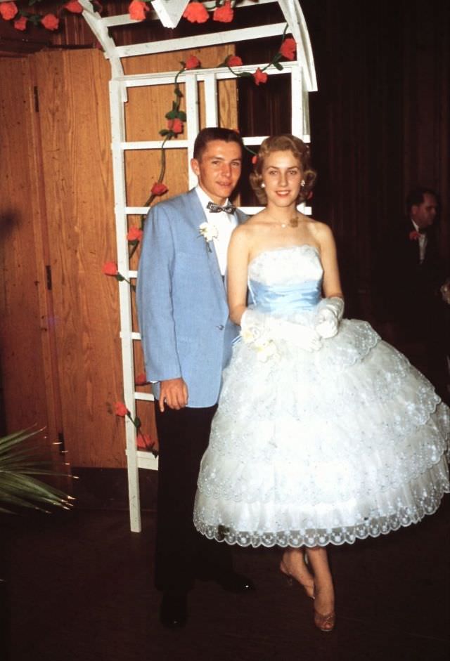 High School Prom Dresses in the 1950s: Glamour and Dreams thorough Fabulous Vintage Photos